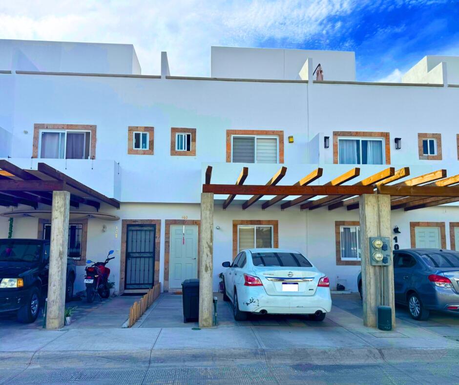 Cabo Luxury Centro-Csl North Casa habitación con ampliación en planta alta, ideal para inversión en Los Cabos. Planta baja: sala, cocina, 2 recámaras, 1 baño completo y cochera. Planta alta: 2 recámaras tipo estudio, cada una con baño completo y acceso independiente. Permite hasta 3 unidades habitacionales, con privacidad y opción de renta. Ubicada en zona urbana con servicios y vialidades cercanas.Single-family home with upper-level expansion, ideal for investment in Los Cabos. Ground floor: living room, kitchen, 2 bedrooms, 1 full bathroom, and carport. Upper level: 2 studio-style bedrooms, each with a full bathroom and independent access. Allows up to 3 separate units, offering privacy and rental flexibility. Located in an urban area with nearby services and main roads. for sale