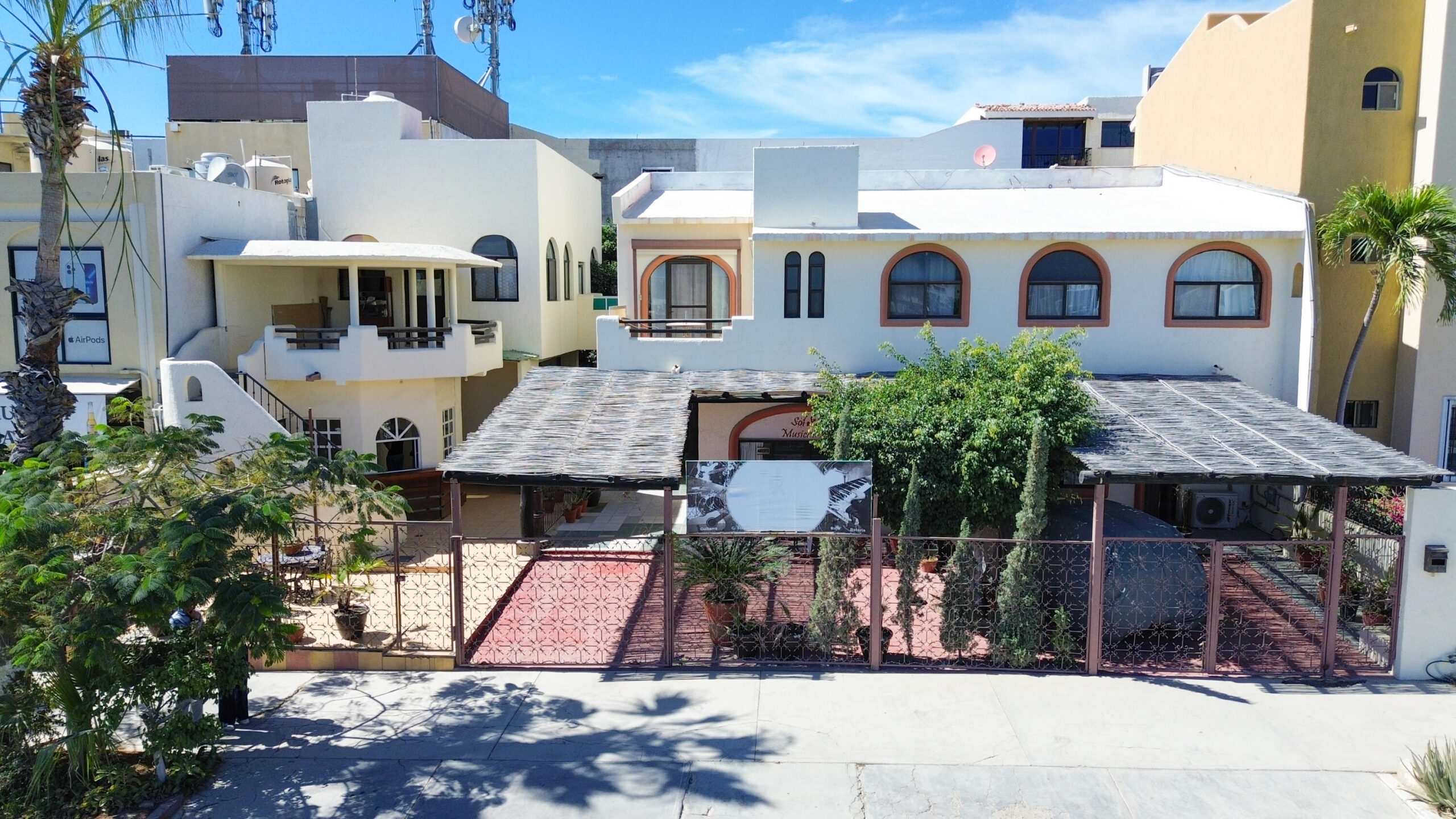 Cabo Luxury Residencial La Jolla Casa Tigre is located in La Jolla, a well-positioned community offering convenient access to San José del Cabo and the corridor. This house has ocean for sale