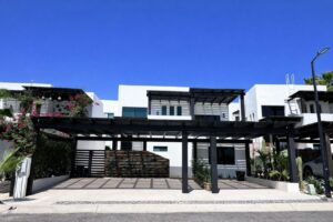 Cabo Luxury Cumbre Del Tezal Casa Márquez, el lugar ideal para vivir en Cabo. Privada residencial con albercas, gimnasio, casa club, juegos infantiles y seguridad 24/7. Cuenta con cisterna de 22,000 L, tinaco de 1,100 L, patio adoquinado y tres estacionamientos con pérgola. ¡Disfruta el confort y la tranquilidad que mereces! precio en pesos – 12 isla santa margarita, Cabo Corridor, BS