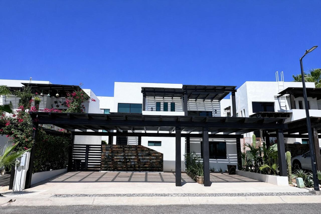 Cabo Luxury Cumbre Del Tezal Casa Márquez, el lugar ideal para vivir en Cabo. Privada residencial con albercas, gimnasio, casa club, juegos infantiles y seguridad 24/7. Cuenta con cisterna de 22,000 L, tinaco de 1,100 L, patio adoquinado y tres estacionamientos con pérgola. ¡Disfruta el confort y la tranquilidad que mereces! precio en pesos for sale