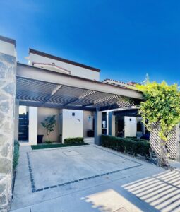Cabo Luxury Magisterial Located in a residential area with excellent appreciation and high rental demand, this duplex is an outstanding opportunity for investors or buyers looking to build equity through light renovations. Both apartments are included in the sale as one deeded property. The neighborhood continues to grow in popularity due to its strategic location and accessibility, making this property an attractive option for rental income or long-term investment. Ubicado en una zona residencial de excelente plusvalía y alta demanda de rentas, este dúplex representa una magnífica oportunidad para inversionistas o compradores interesados en generar patrimonio mediante remodelaciones ligeras. Ambos departamentos están incluidos en la venta como una sola propiedad escriturada. La colonia continúa aumentando su popularidad gracias a su ubicación estratégica y accesibilidad, convirtiendo esta propiedad en una excelente opción para generar ingresos por renta o inversión a largo plazo. – 208 El Tezal, Cabo Corridor, BS