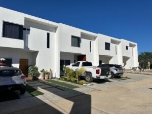 Cabo Luxury Centro-Csl North Casa habitación con ampliación en planta alta, ideal para inversión en Los Cabos. Planta baja: sala, cocina, 2 recámaras, 1 baño completo y cochera. Planta alta: 2 recámaras tipo estudio, cada una con baño completo y acceso independiente. Permite hasta 3 unidades habitacionales, con privacidad y opción de renta. Ubicada en zona urbana con servicios y vialidades cercanas.Single-family home with upper-level expansion, ideal for investment in Los Cabos. Ground floor: living room, kitchen, 2 bedrooms, 1 full bathroom, and carport. Upper level: 2 studio-style bedrooms, each with a full bathroom and independent access. Allows up to 3 separate units, offering privacy and rental flexibility. Located in an urban area with nearby services and main roads. – 24 Cto. Lomboy, San Jose del Cabo, BS