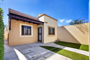 Cabo Luxury Ampliacion El Zacata EN VENTA CASA DE ENMEDIO, Col. Zacatal San José de Cabo.Esta casa se encuentra en un estado impecable, prácticamente nueva. Cuenta con recamara master con baño. 2 recamaras con closet. Todas las recamaras con aire acondicionado y closet. Estancia de sala y comedor con aire acondicionado. Total 2.5 baños. Amplio patio. Cisterna de 5,000 litros y tinaco de 1,100 litros. Tanque de gas LP estacionario. Calentador. Equipo hidroneumático. Conexiones listas para cocina y lavadora. Ubicada cerca de Oxxo, Chedraui, Smart Fit. Tienda Ley y Starbucks, escuelas y restaurantes. Vías rápidas por boulevard Forjadores y a 3 minutos de carretera Transpeninsular. – 2609M15L43 Azucena, Cabo San Lucas, BS