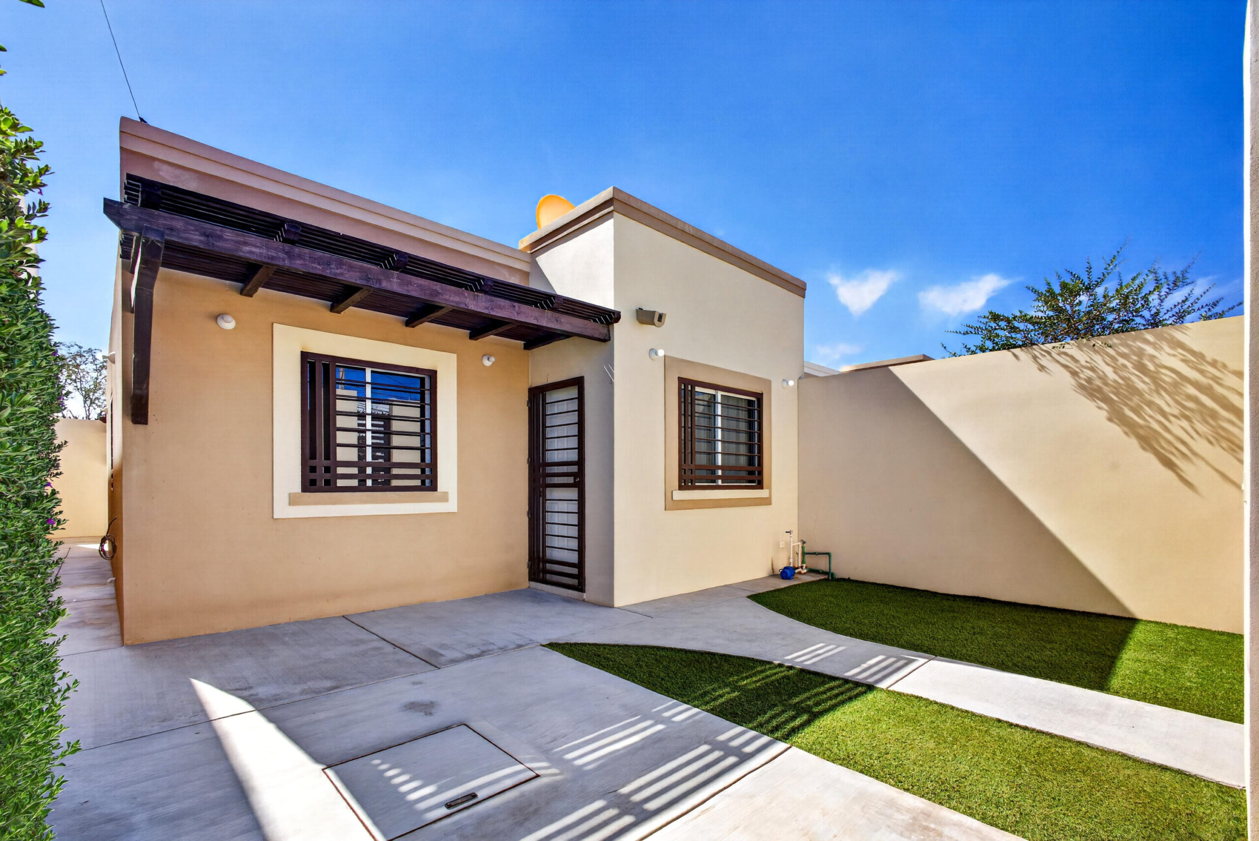 Cabo Luxury Ampliacion El Zacata EN VENTA CASA DE ENMEDIO, Col. Zacatal San José de Cabo.Esta casa se encuentra en un estado impecable, prácticamente nueva. Cuenta con recamara master con baño. 2 recamaras con closet. Todas las recamaras con aire acondicionado y closet. Estancia de sala y comedor con aire acondicionado. Total 2.5 baños. Amplio patio. Cisterna de 5,000 litros y tinaco de 1,100 litros. Tanque de gas LP estacionario. Calentador. Equipo hidroneumático. Conexiones listas para cocina y lavadora. Ubicada cerca de Oxxo, Chedraui, Smart Fit. Tienda Ley y Starbucks, escuelas y restaurantes. Vías rápidas por boulevard Forjadores y a 3 minutos de carretera Transpeninsular. for sale