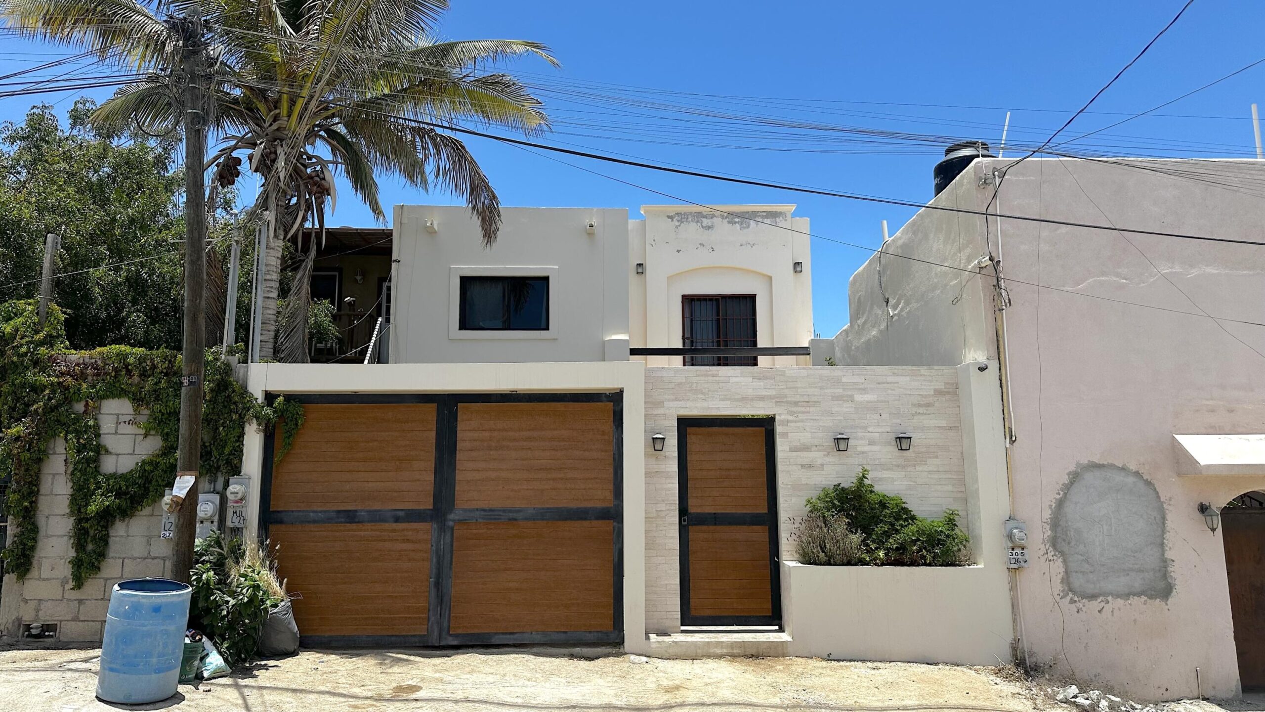 Cabo Luxury Ampliacion El Zacata EN VENTA CASA DE ENMEDIO, Col. Zacatal San José de Cabo.Esta casa se encuentra en un estado impecable, prácticamente nueva. Cuenta con recamara master con baño. 2 recamaras con closet. Todas las recamaras con aire acondicionado y closet. Estancia de sala y comedor con aire acondicionado. Total 2.5 baños. Amplio patio. Cisterna de 5,000 litros y tinaco de 1,100 litros. Tanque de gas LP estacionario. Calentador. Equipo hidroneumático. Conexiones listas para cocina y lavadora. Ubicada cerca de Oxxo, Chedraui, Smart Fit. Tienda Ley y Starbucks, escuelas y restaurantes. Vías rápidas por boulevard Forjadores y a 3 minutos de carretera Transpeninsular. for sale