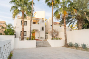 Cabo Luxury Cresta Del Mar Mediterranean-style Home with a poolside bar and generously proportioned patio with its water features, putting green, pool and spa create a playful inviting atmosphere where friends and family will want to gather. Sunset cocktails atop the rooftop deck with its arch – 3 Rtno Playa Anuiti, San Jose del Cabo, BS