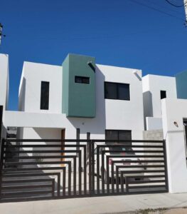 Cabo Luxury Ampliacion El Zacata EN VENTA CASA DE ENMEDIO, Col. Zacatal San José de Cabo.Esta casa se encuentra en un estado impecable, prácticamente nueva. Cuenta con recamara master con baño. 2 recamaras con closet. Todas las recamaras con aire acondicionado y closet. Estancia de sala y comedor con aire acondicionado. Total 2.5 baños. Amplio patio. Cisterna de 5,000 litros y tinaco de 1,100 litros. Tanque de gas LP estacionario. Calentador. Equipo hidroneumático. Conexiones listas para cocina y lavadora. Ubicada cerca de Oxxo, Chedraui, Smart Fit. Tienda Ley y Starbucks, escuelas y restaurantes. Vías rápidas por boulevard Forjadores y a 3 minutos de carretera Transpeninsular. – 5 Dr Agustin Torres, San Jose del Cabo, BS