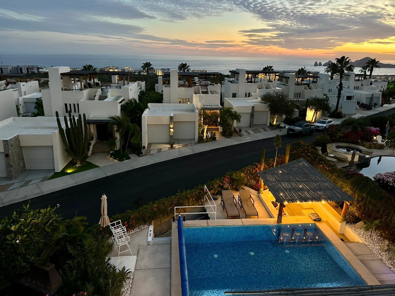 Cabo Luxury Brisas Del Pac East Casa de un nivel en Brisas del Pacífico con estructura para segundo piso. Cuenta con dos cocheras techadas, sala, sala de estar, cocina con isla y terraza. Terreno de 2,100 m² con gran potencial para alberca, ampliación o desarrollo. Ideal para inversión o vivir.Single-level home in Brisas del Pacífico with structure for a second floor. Features two covered carports, living room, family room, kitchen with island, and terrace. 2,100 m² lot with excellent potential for a pool, expansion, or development. Ideal for living or investment. for sale