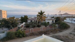 Cabo Luxury La Cima Descubre esta acogedora casa en La Cima, ubicada en una zona tranquila del corredor turístico de Los Cabos.La propiedad de dos niveles ofrece un diseño funcional con 2 rec/3 baños, ideal tanto para vivir tiempo completo y para inversión vacacional.En planta baja encontrarás espacios bien distribuidos que incluyen área de sala, comedor y cocina, creando un ambiente práctico para la vida diaria.En el segundo nivel se encuentra una estancia adicional, perfecta como sala de TV, oficina o área familiar, la cual tiene el potencial de convertirse en una tercera recámara, brindando mayor flexibilidad según las necesidades del propietario.Ubicada en una zona con fácil acceso a supermercados servicios y playas, esta casa combina comodidad, privacidad y excelente potencial de plusvalía en Discover this inviting home in La Cima, located in a quiet area of the Los Cabos tourist corridor. This two-story property offers a functional design with 2 bedrooms and 3 bathrooms, ideal for full-time living or as a vacation investment. On the ground floor, you'll find well-distributed spaces including a living room, dining room, and kitchen, creating a practical environment for everyday living. The second floor features an additional room, perfect as a TV room, office, or family area, which has the potential to be converted into a third bedroom, providing greater flexibility according to the owner's needs. Located in an area with easy access to supermarkets, services, and beaches, this home combines comfort, privacy, and excellent appreciation potential in Los Cabos. – 52, Priv. Isla Fantasia, Cabo Corridor, Cabo Corridor, BS
