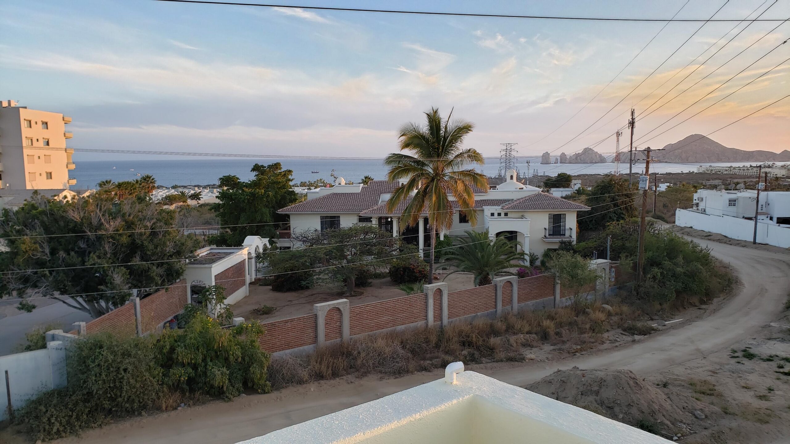 Cabo Luxury La Cima Descubre esta acogedora casa en La Cima, ubicada en una zona tranquila del corredor turístico de Los Cabos.La propiedad de dos niveles ofrece un diseño funcional con 2 rec/3 baños, ideal tanto para vivir tiempo completo y para inversión vacacional.En planta baja encontrarás espacios bien distribuidos que incluyen área de sala, comedor y cocina, creando un ambiente práctico para la vida diaria.En el segundo nivel se encuentra una estancia adicional, perfecta como sala de TV, oficina o área familiar, la cual tiene el potencial de convertirse en una tercera recámara, brindando mayor flexibilidad según las necesidades del propietario.Ubicada en una zona con fácil acceso a supermercados servicios y playas, esta casa combina comodidad, privacidad y excelente potencial de plusvalía en Discover this inviting home in La Cima, located in a quiet area of the Los Cabos tourist corridor. This two-story property offers a functional design with 2 bedrooms and 3 bathrooms, ideal for full-time living or as a vacation investment. On the ground floor, you'll find well-distributed spaces including a living room, dining room, and kitchen, creating a practical environment for everyday living. The second floor features an additional room, perfect as a TV room, office, or family area, which has the potential to be converted into a third bedroom, providing greater flexibility according to the owner's needs. Located in an area with easy access to supermarkets, services, and beaches, this home combines comfort, privacy, and excellent appreciation potential in Los Cabos. for sale