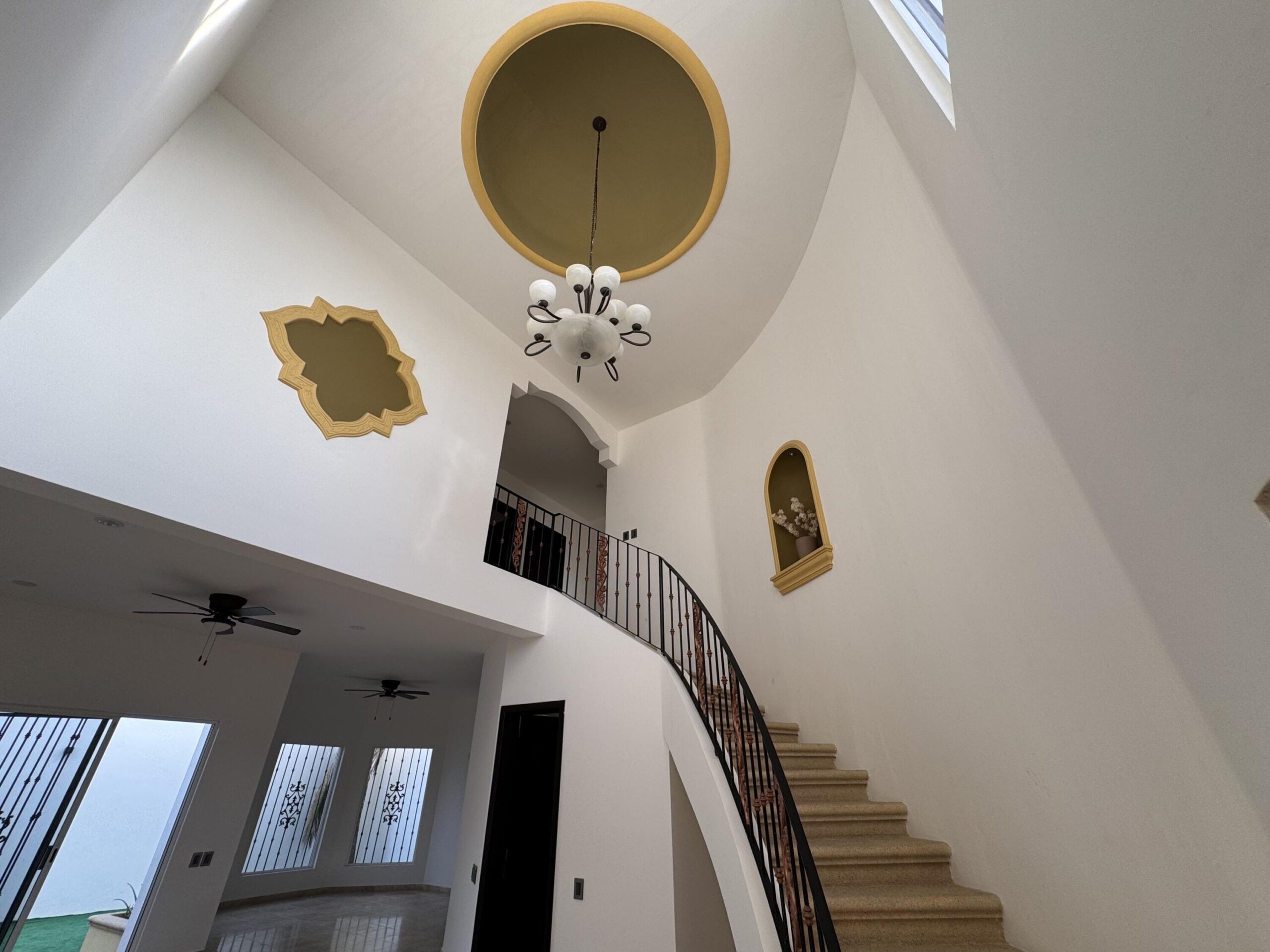 Cabo Luxury Jacarandas Residencia de dos niveles con 249.75 m² de construcción sobre 200 m² de terreno. Cuenta con 3 recámaras, 2.5 baños, sala con doble altura, cocina integral con barra desayunador y área de comedor con vista al patio.La recámara principal ofrece baño completo con tina tipo jacuzzi. Acabados en mármol, carpintería en tono oscuro y excelente iluminación natural. Patio amplio ideal para reuniones y cochera con portón eléctrico.Ubicada en zona residencial cercana a servicios y vialidades principales. for sale