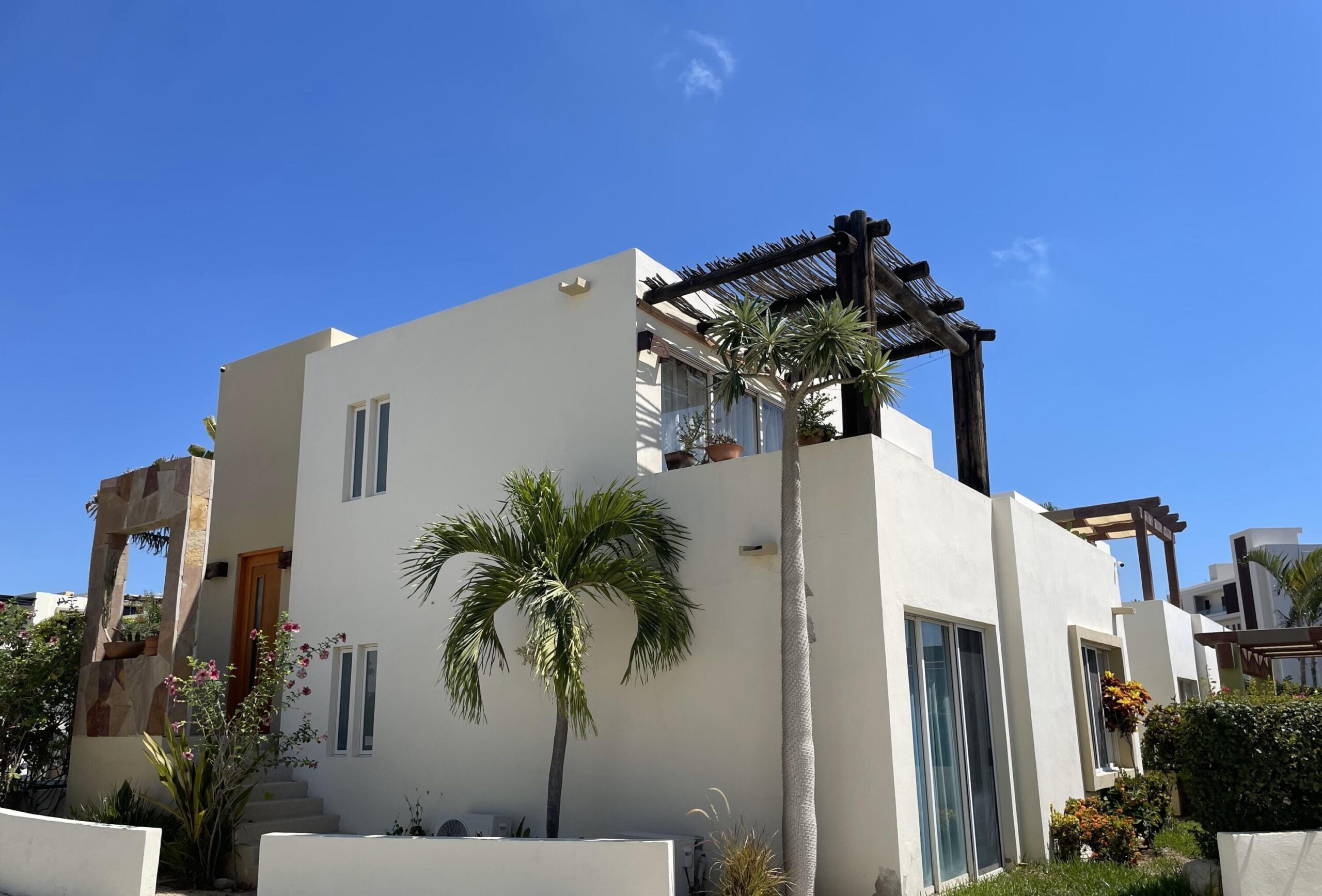 Cabo Luxury Camino Del Mar A unique opportunity to acquire a furnished home with 3 bedrooms, 2 and a ½ baths, 2 car garage, patio, and a rooftop with ocean, mountain and golf course for sale