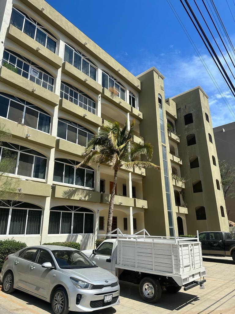 Cabo Luxury Centro-Csl North Casa habitación con ampliación en planta alta, ideal para inversión en Los Cabos. Planta baja: sala, cocina, 2 recámaras, 1 baño completo y cochera. Planta alta: 2 recámaras tipo estudio, cada una con baño completo y acceso independiente. Permite hasta 3 unidades habitacionales, con privacidad y opción de renta. Ubicada en zona urbana con servicios y vialidades cercanas.Single-family home with upper-level expansion, ideal for investment in Los Cabos. Ground floor: living room, kitchen, 2 bedrooms, 1 full bathroom, and carport. Upper level: 2 studio-style bedrooms, each with a full bathroom and independent access. Allows up to 3 separate units, offering privacy and rental flexibility. Located in an urban area with nearby services and main roads. for sale