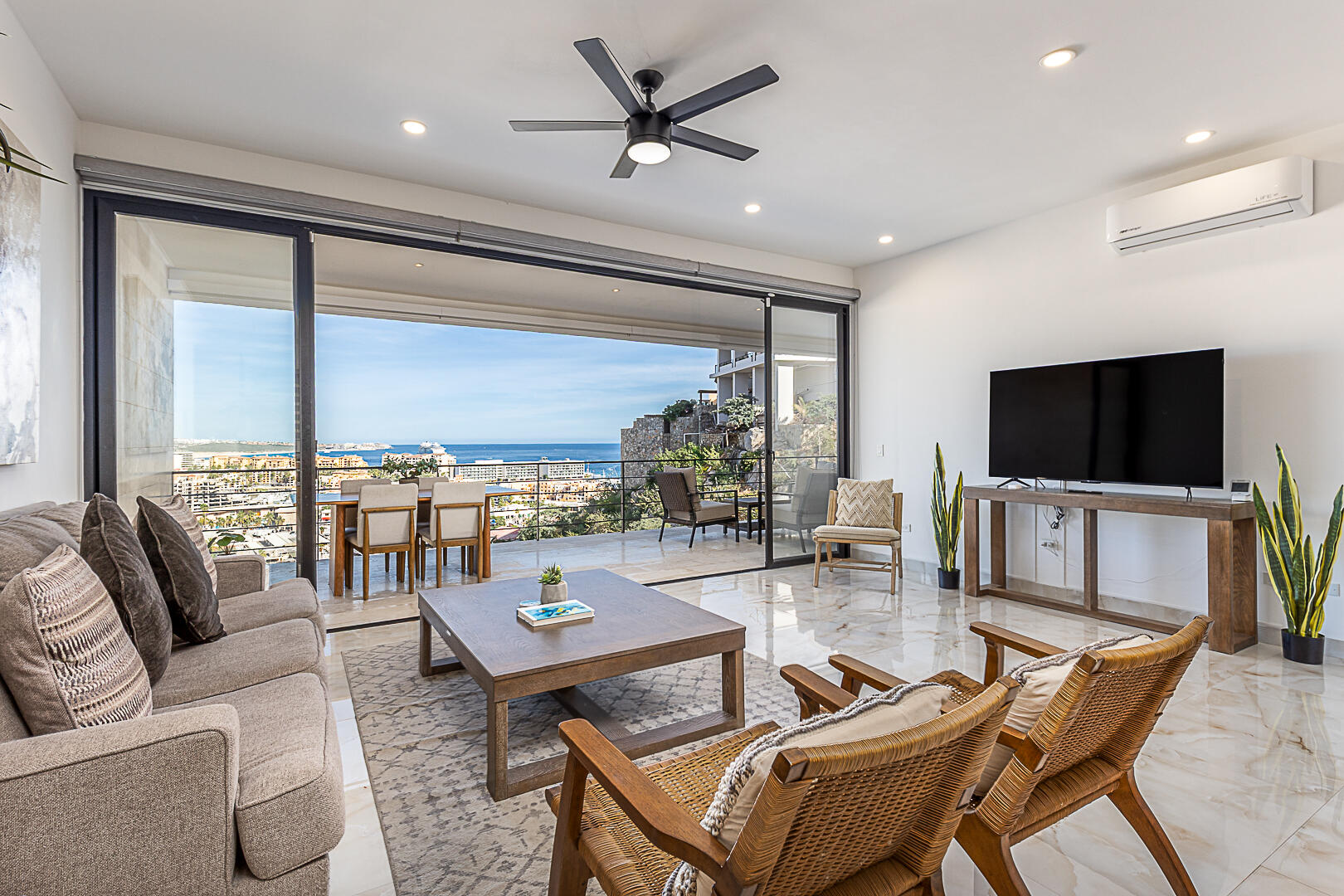 Cabo Luxury Sjd D/Town:General Well-located 2 or 3 bedroom condo in a unbeatable area, within walking distance to restaurants, downtown San José del Cabo, and shopping. Designed and equipped for vacation rentals, this unit features a beautiful entrance, 2.5 bathrooms, and a flexible, neutral style that easily adapts to any taste or Airbnb concept. A must-see property highly recommended to experience it in person. for sale