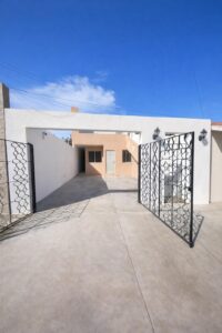Cabo Luxury Centro-Csl North Casa habitación con ampliación en planta alta, ideal para inversión en Los Cabos. Planta baja: sala, cocina, 2 recámaras, 1 baño completo y cochera. Planta alta: 2 recámaras tipo estudio, cada una con baño completo y acceso independiente. Permite hasta 3 unidades habitacionales, con privacidad y opción de renta. Ubicada en zona urbana con servicios y vialidades cercanas.Single-family home with upper-level expansion, ideal for investment in Los Cabos. Ground floor: living room, kitchen, 2 bedrooms, 1 full bathroom, and carport. Upper level: 2 studio-style bedrooms, each with a full bathroom and independent access. Allows up to 3 separate units, offering privacy and rental flexibility. Located in an urban area with nearby services and main roads. – Casa Altos de Miramar, Cabo San Lucas, Cabo San Lucas, BS