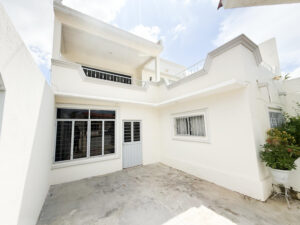 Cabo Luxury Ampliacion El Zacata EN VENTA CASA DE ENMEDIO, Col. Zacatal San José de Cabo.Esta casa se encuentra en un estado impecable, prácticamente nueva. Cuenta con recamara master con baño. 2 recamaras con closet. Todas las recamaras con aire acondicionado y closet. Estancia de sala y comedor con aire acondicionado. Total 2.5 baños. Amplio patio. Cisterna de 5,000 litros y tinaco de 1,100 litros. Tanque de gas LP estacionario. Calentador. Equipo hidroneumático. Conexiones listas para cocina y lavadora. Ubicada cerca de Oxxo, Chedraui, Smart Fit. Tienda Ley y Starbucks, escuelas y restaurantes. Vías rápidas por boulevard Forjadores y a 3 minutos de carretera Transpeninsular. – Casa Arenal, Cabo San Lucas, Cabo San Lucas, BS