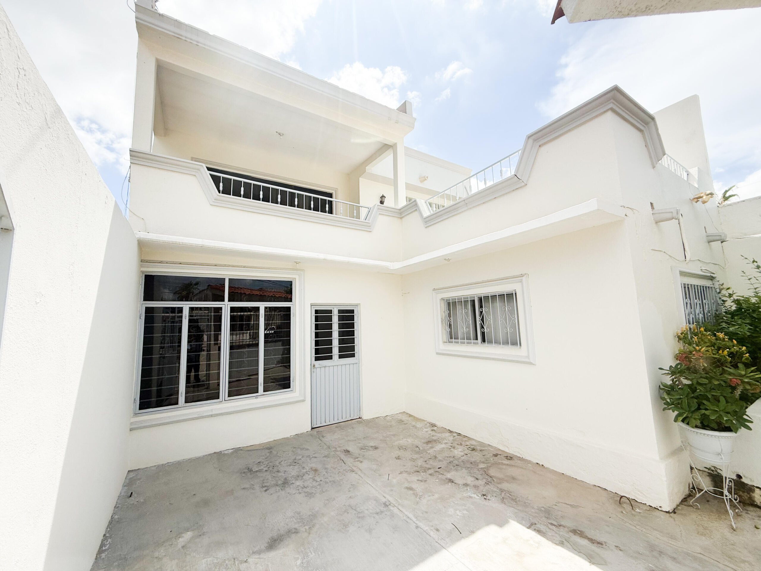 Cabo Luxury Ampliacion El Zacata EN VENTA CASA DE ENMEDIO, Col. Zacatal San José de Cabo.Esta casa se encuentra en un estado impecable, prácticamente nueva. Cuenta con recamara master con baño. 2 recamaras con closet. Todas las recamaras con aire acondicionado y closet. Estancia de sala y comedor con aire acondicionado. Total 2.5 baños. Amplio patio. Cisterna de 5,000 litros y tinaco de 1,100 litros. Tanque de gas LP estacionario. Calentador. Equipo hidroneumático. Conexiones listas para cocina y lavadora. Ubicada cerca de Oxxo, Chedraui, Smart Fit. Tienda Ley y Starbucks, escuelas y restaurantes. Vías rápidas por boulevard Forjadores y a 3 minutos de carretera Transpeninsular. for sale