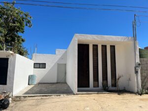 Cabo Luxury Ampliacion El Zacata EN VENTA CASA DE ENMEDIO, Col. Zacatal San José de Cabo.Esta casa se encuentra en un estado impecable, prácticamente nueva. Cuenta con recamara master con baño. 2 recamaras con closet. Todas las recamaras con aire acondicionado y closet. Estancia de sala y comedor con aire acondicionado. Total 2.5 baños. Amplio patio. Cisterna de 5,000 litros y tinaco de 1,100 litros. Tanque de gas LP estacionario. Calentador. Equipo hidroneumático. Conexiones listas para cocina y lavadora. Ubicada cerca de Oxxo, Chedraui, Smart Fit. Tienda Ley y Starbucks, escuelas y restaurantes. Vías rápidas por boulevard Forjadores y a 3 minutos de carretera Transpeninsular. – Casa Miranda, Cabo San Lucas, Cabo San Lucas, BS