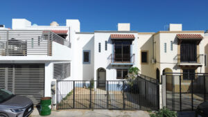 Cabo Luxury Centro-Csl North Casa habitación con ampliación en planta alta, ideal para inversión en Los Cabos. Planta baja: sala, cocina, 2 recámaras, 1 baño completo y cochera. Planta alta: 2 recámaras tipo estudio, cada una con baño completo y acceso independiente. Permite hasta 3 unidades habitacionales, con privacidad y opción de renta. Ubicada en zona urbana con servicios y vialidades cercanas.Single-family home with upper-level expansion, ideal for investment in Los Cabos. Ground floor: living room, kitchen, 2 bedrooms, 1 full bathroom, and carport. Upper level: 2 studio-style bedrooms, each with a full bathroom and independent access. Allows up to 3 separate units, offering privacy and rental flexibility. Located in an urban area with nearby services and main roads. – Chipirón, Cabo San Lucas, BS