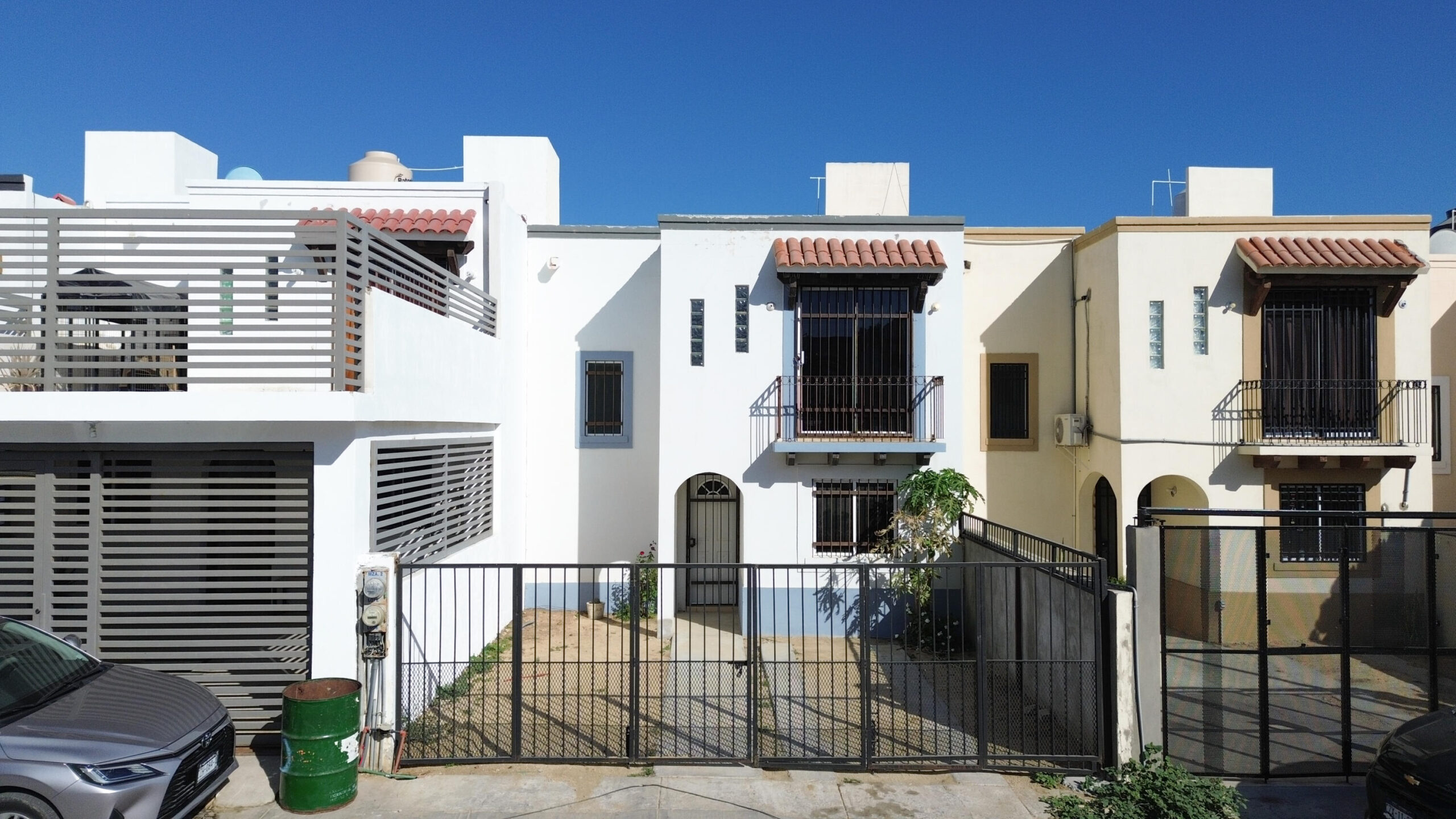 Cabo Luxury Centro-Csl North Casa habitación con ampliación en planta alta, ideal para inversión en Los Cabos. Planta baja: sala, cocina, 2 recámaras, 1 baño completo y cochera. Planta alta: 2 recámaras tipo estudio, cada una con baño completo y acceso independiente. Permite hasta 3 unidades habitacionales, con privacidad y opción de renta. Ubicada en zona urbana con servicios y vialidades cercanas.Single-family home with upper-level expansion, ideal for investment in Los Cabos. Ground floor: living room, kitchen, 2 bedrooms, 1 full bathroom, and carport. Upper level: 2 studio-style bedrooms, each with a full bathroom and independent access. Allows up to 3 separate units, offering privacy and rental flexibility. Located in an urban area with nearby services and main roads. for sale