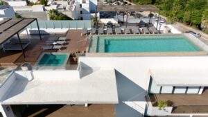 Cabo Luxury Sjd D/Town:General Three-bedroom on the fourth floor. Equipped with appliances and air conditioning, perfect for investment or to live, it is located in the heart of San José del Cabo, you can walk to restaurants, galleries, the beach, shops, not to mention that it is right next to Centenario Avenue which allows easy access to the transpeninsular highway, to the Roas to Puerto los Cabos and Cabo del Este. The building has underground parking, elevator and a rooftop with a beautiful – Coronado Esq Centenario SN, San Jose del Cabo, BS