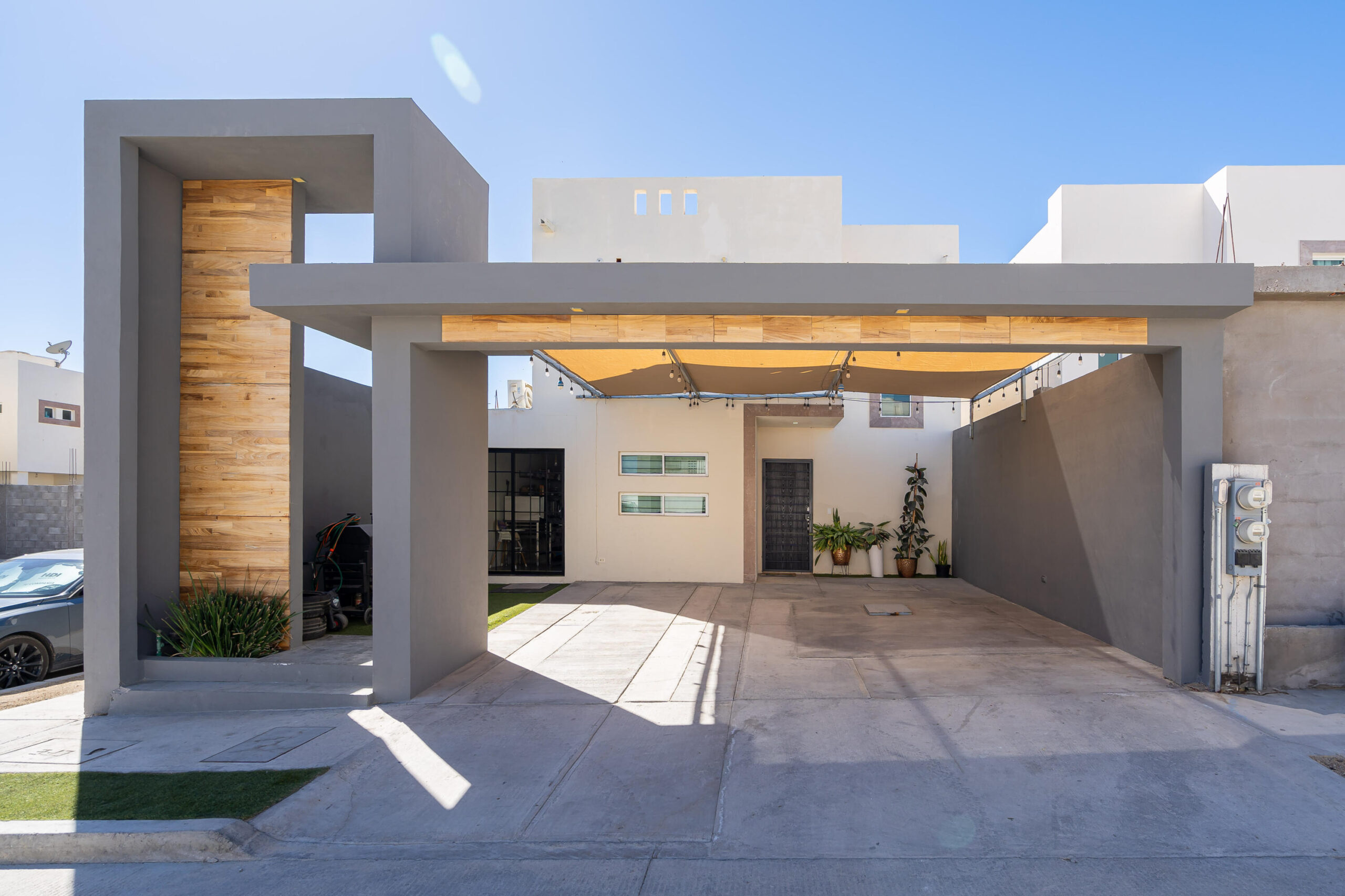 Cabo Luxury Ampliacion El Zacata EN VENTA CASA DE ENMEDIO, Col. Zacatal San José de Cabo.Esta casa se encuentra en un estado impecable, prácticamente nueva. Cuenta con recamara master con baño. 2 recamaras con closet. Todas las recamaras con aire acondicionado y closet. Estancia de sala y comedor con aire acondicionado. Total 2.5 baños. Amplio patio. Cisterna de 5,000 litros y tinaco de 1,100 litros. Tanque de gas LP estacionario. Calentador. Equipo hidroneumático. Conexiones listas para cocina y lavadora. Ubicada cerca de Oxxo, Chedraui, Smart Fit. Tienda Ley y Starbucks, escuelas y restaurantes. Vías rápidas por boulevard Forjadores y a 3 minutos de carretera Transpeninsular. for sale