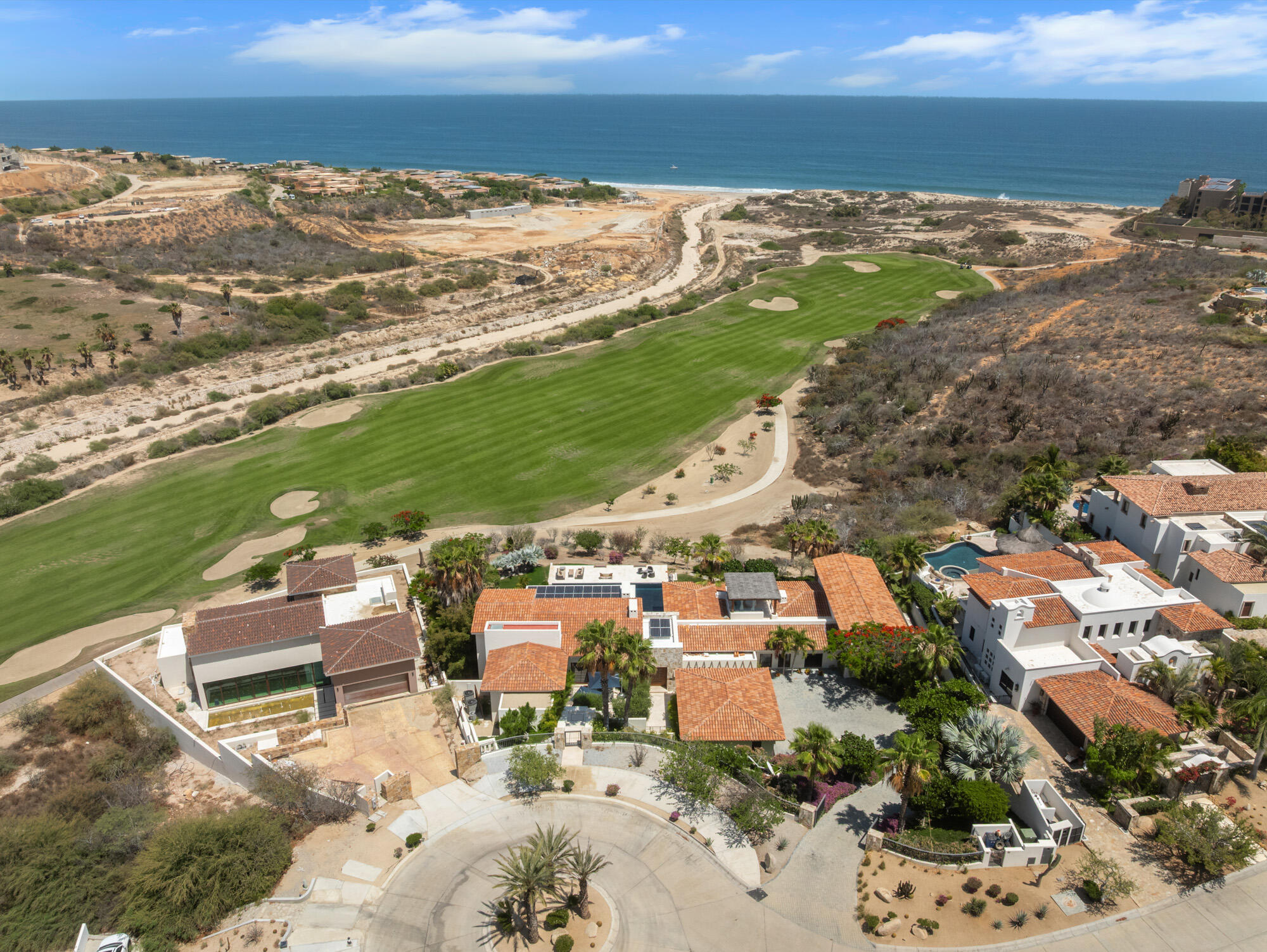 Cabo Luxury El Altillo To be completed in April 2026 Altillo 56 is set within the highly secure and exclusive El Altillo , Puerto Los Cabos community, this striking contemporary estate offers an exceptional lifestyle at the intersection of privacy, architecture, and natural beauty. Positioned to capture sweeping golf course for sale