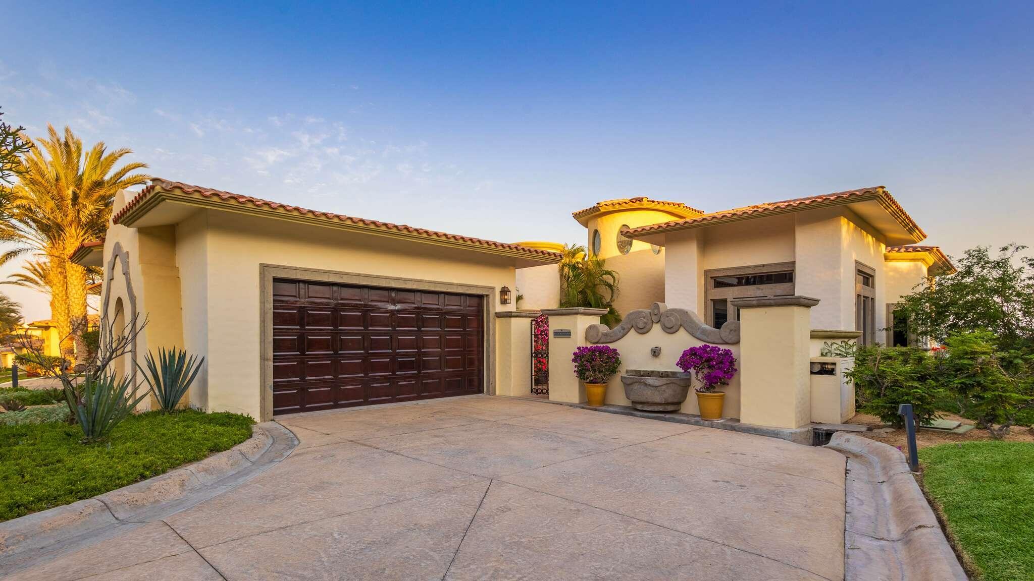 Cabo Luxury Pedregal Heights Villa Aurora is a quiet exploration of proportion, light, and horizon. Perched in Pedregal Heights at the highest point of in all of Los Cabos, the terrain opens to sweeping for sale