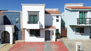 Cabo Luxury Ampliacion El Zacata EN VENTA CASA DE ENMEDIO, Col. Zacatal San José de Cabo.Esta casa se encuentra en un estado impecable, prácticamente nueva. Cuenta con recamara master con baño. 2 recamaras con closet. Todas las recamaras con aire acondicionado y closet. Estancia de sala y comedor con aire acondicionado. Total 2.5 baños. Amplio patio. Cisterna de 5,000 litros y tinaco de 1,100 litros. Tanque de gas LP estacionario. Calentador. Equipo hidroneumático. Conexiones listas para cocina y lavadora. Ubicada cerca de Oxxo, Chedraui, Smart Fit. Tienda Ley y Starbucks, escuelas y restaurantes. Vías rápidas por boulevard Forjadores y a 3 minutos de carretera Transpeninsular. – Quintas California, Cabo San Lucas, BS