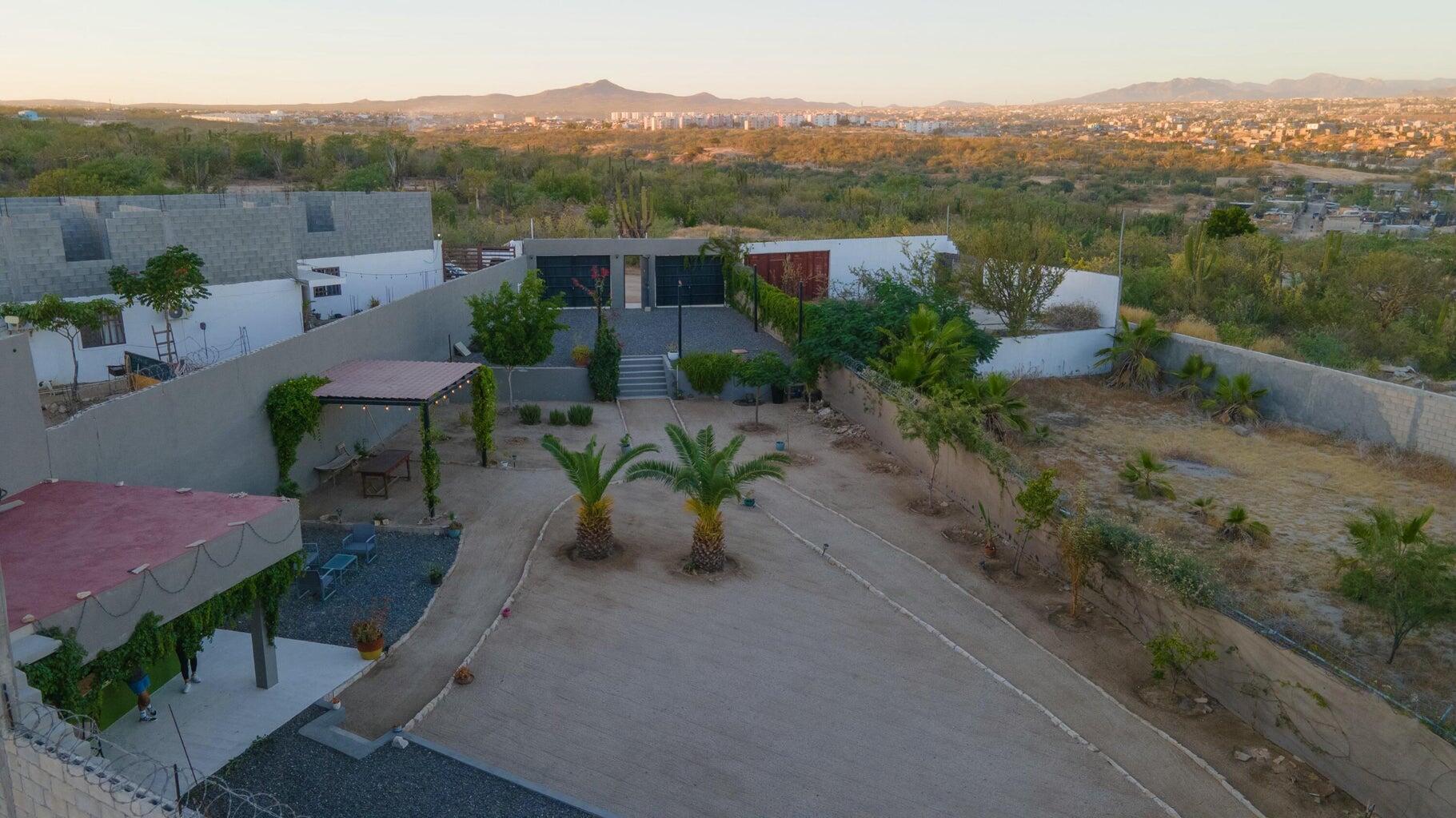 Cabo Luxury Ampliacion El Zacata EN VENTA CASA DE ENMEDIO, Col. Zacatal San José de Cabo.Esta casa se encuentra en un estado impecable, prácticamente nueva. Cuenta con recamara master con baño. 2 recamaras con closet. Todas las recamaras con aire acondicionado y closet. Estancia de sala y comedor con aire acondicionado. Total 2.5 baños. Amplio patio. Cisterna de 5,000 litros y tinaco de 1,100 litros. Tanque de gas LP estacionario. Calentador. Equipo hidroneumático. Conexiones listas para cocina y lavadora. Ubicada cerca de Oxxo, Chedraui, Smart Fit. Tienda Ley y Starbucks, escuelas y restaurantes. Vías rápidas por boulevard Forjadores y a 3 minutos de carretera Transpeninsular. for sale