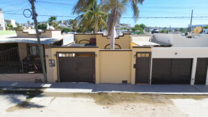 Cabo Luxury Ampliacion El Zacata EN VENTA CASA DE ENMEDIO, Col. Zacatal San José de Cabo.Esta casa se encuentra en un estado impecable, prácticamente nueva. Cuenta con recamara master con baño. 2 recamaras con closet. Todas las recamaras con aire acondicionado y closet. Estancia de sala y comedor con aire acondicionado. Total 2.5 baños. Amplio patio. Cisterna de 5,000 litros y tinaco de 1,100 litros. Tanque de gas LP estacionario. Calentador. Equipo hidroneumático. Conexiones listas para cocina y lavadora. Ubicada cerca de Oxxo, Chedraui, Smart Fit. Tienda Ley y Starbucks, escuelas y restaurantes. Vías rápidas por boulevard Forjadores y a 3 minutos de carretera Transpeninsular. – SN Palo Blanco, Cabo San Lucas, BS