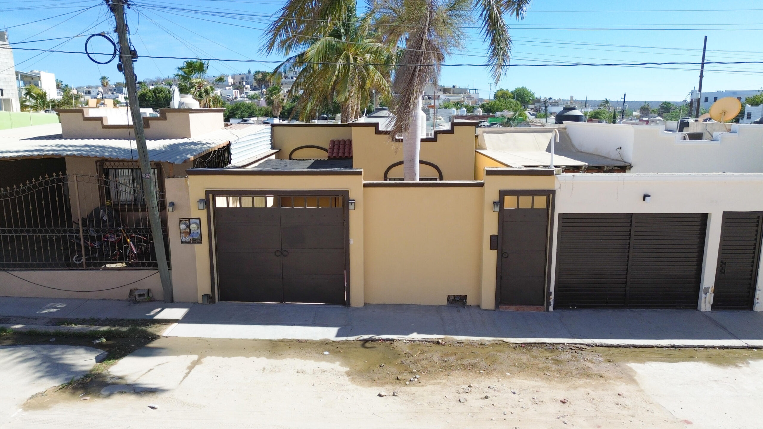 Cabo Luxury Ampliacion El Zacata EN VENTA CASA DE ENMEDIO, Col. Zacatal San José de Cabo.Esta casa se encuentra en un estado impecable, prácticamente nueva. Cuenta con recamara master con baño. 2 recamaras con closet. Todas las recamaras con aire acondicionado y closet. Estancia de sala y comedor con aire acondicionado. Total 2.5 baños. Amplio patio. Cisterna de 5,000 litros y tinaco de 1,100 litros. Tanque de gas LP estacionario. Calentador. Equipo hidroneumático. Conexiones listas para cocina y lavadora. Ubicada cerca de Oxxo, Chedraui, Smart Fit. Tienda Ley y Starbucks, escuelas y restaurantes. Vías rápidas por boulevard Forjadores y a 3 minutos de carretera Transpeninsular. for sale