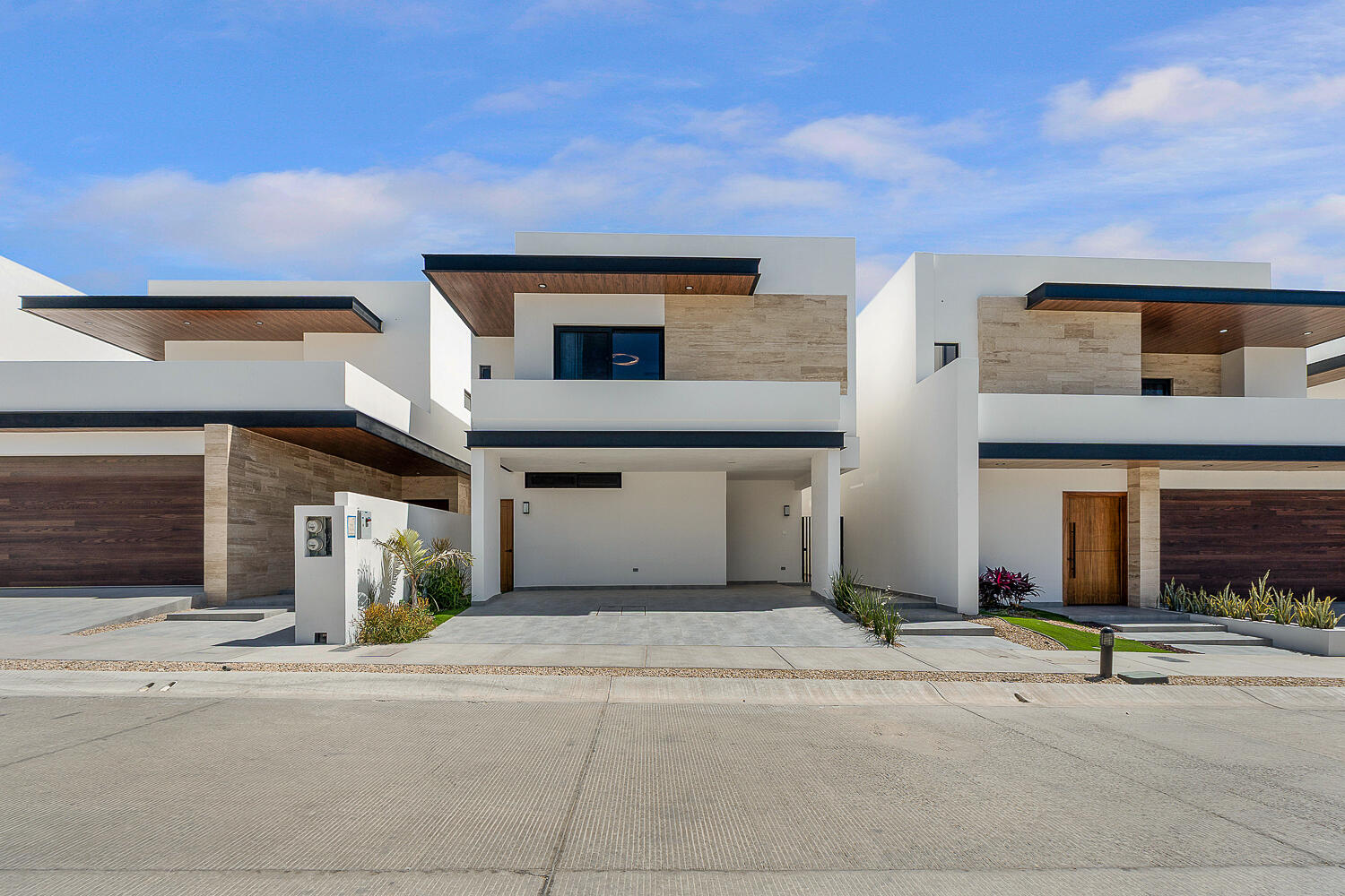 Cabo Luxury Rancho Par-El Cielito Hot sale! Priced to sell Modern Tuscan Townhome in El CielitoLocated atop Rancho Paraíso, this beautiful 3 bedroom, 3 bathroom corner unit offers privacy, and tranquility. Enjoy stunning ocean for sale