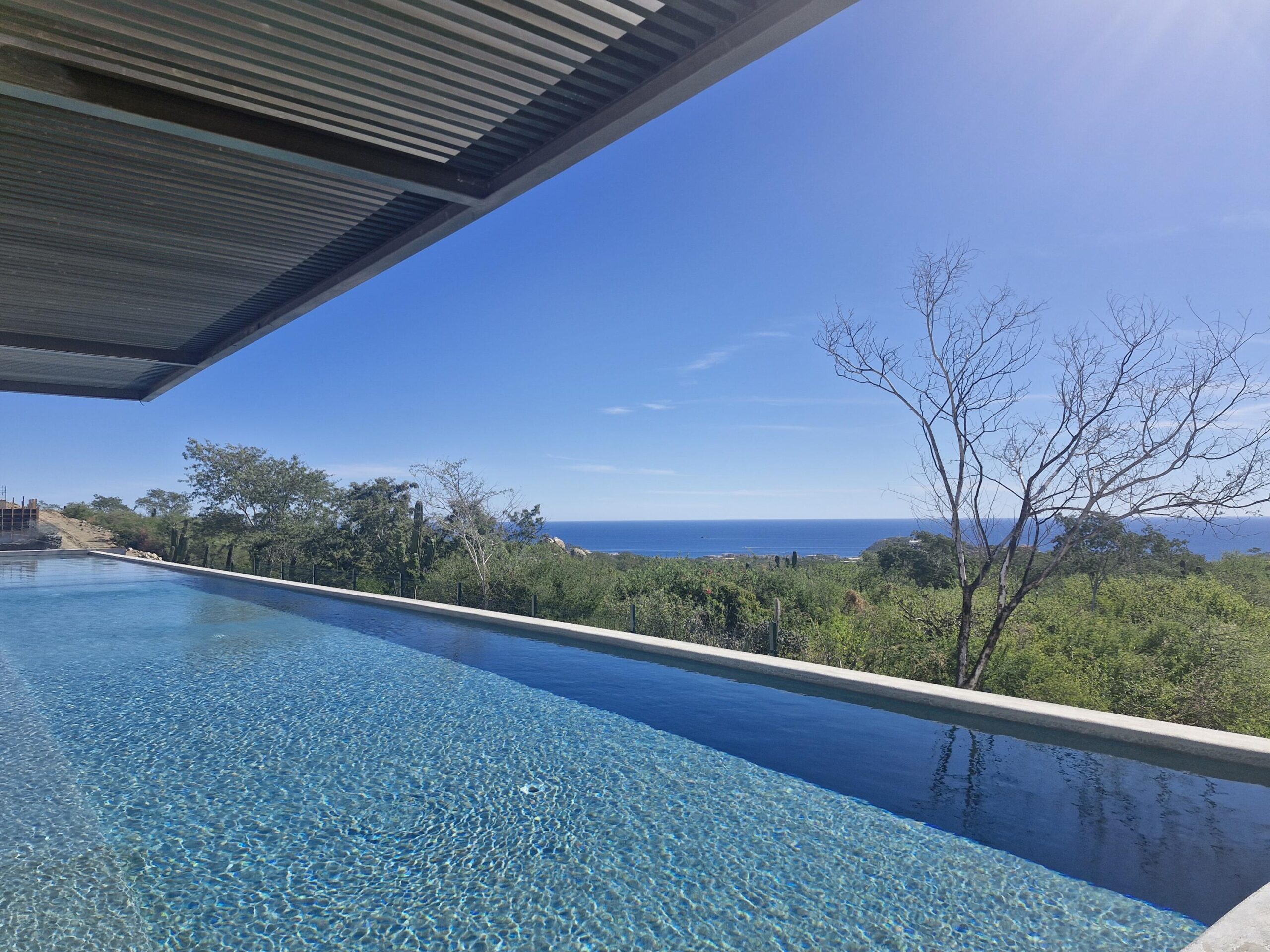 Cabo Luxury Amalfi Fully furnished and professionally equipped, this turnkey property is ready to generate returns immediately. Strategically located in one of the most sought-after areas of El Tezal, just 10 minutes from downtown Cabo San Lucas and the renowned Médano Beach, and 20 minutes from the San José del Cabo tourist corridor, a high-demand area for long- and short-term rentals.This gated community is surrounded by key services that enhance rental appeal, including schools, hospitals, restaurants, and shopping, as well as pedestrian-friendly areas ideal for an active lifestyle. Amalfi offers 24/7 security and resort-style amenities such as tennis courts, swimming pools, and children's playgrounds, ensuring strong market demand, excellent occupancy potential, and long-term value appreciation for sale