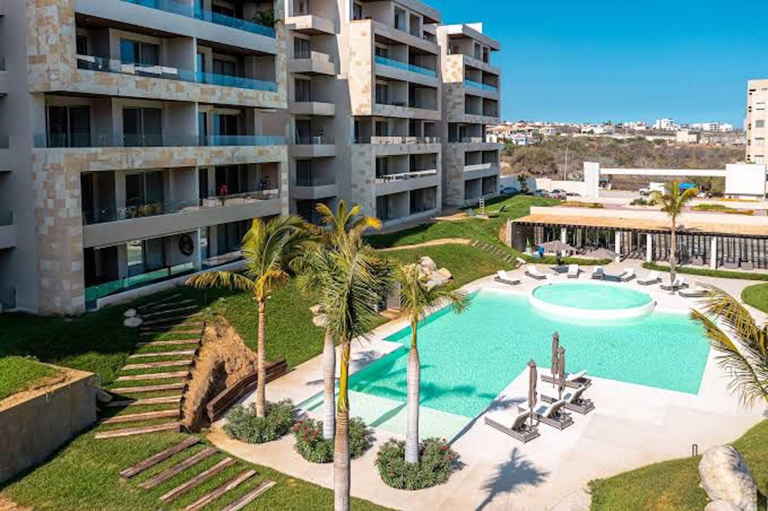 Cabo Luxury Solaria As a resident at Solaria, you will livein a calm environment surroundedby nature, and still be close toeverything.Be a part of the discerning few whowill take advantage of a smartinvestment and become part of theSolaria family.A unique, high-end condominiumdevelopment in Cabo San Lucas with stunningpanoramic for sale