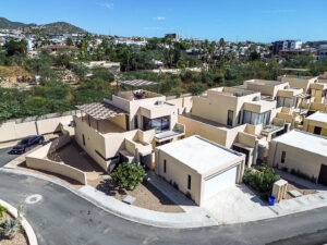 Cabo Luxury Cumbre Del Tezal Move-in ready and fully furnished. 2,045 sq ft of construction on a 2,551 sq ft lot with 3-car parking. Luxury finishes include marble flooring, wood kitchen with granite countertops, built-in wooden closets in all bedrooms, and vanities with tempered glass shower doors in all 3.5 baths. Fully equipped with 5 Gree inverter mini-split A/C units (3 × 1-ton, 2 × 2-ton), LG 22' French Door refrigerator, Whirlpool gas stove, and 1.7 cu ft microwave hood. Additional features: rooftop with bar, grill & sink, private terrace, storage, WiFi smart lock, private 5,000-liter cistern, and termite prevention system. ommunity: pool, gym, sports courts, kids' area, 3 clubhouses & 24/7 gated security – Vistana Estates, Cabo Corridor, Cabo Corridor, BS