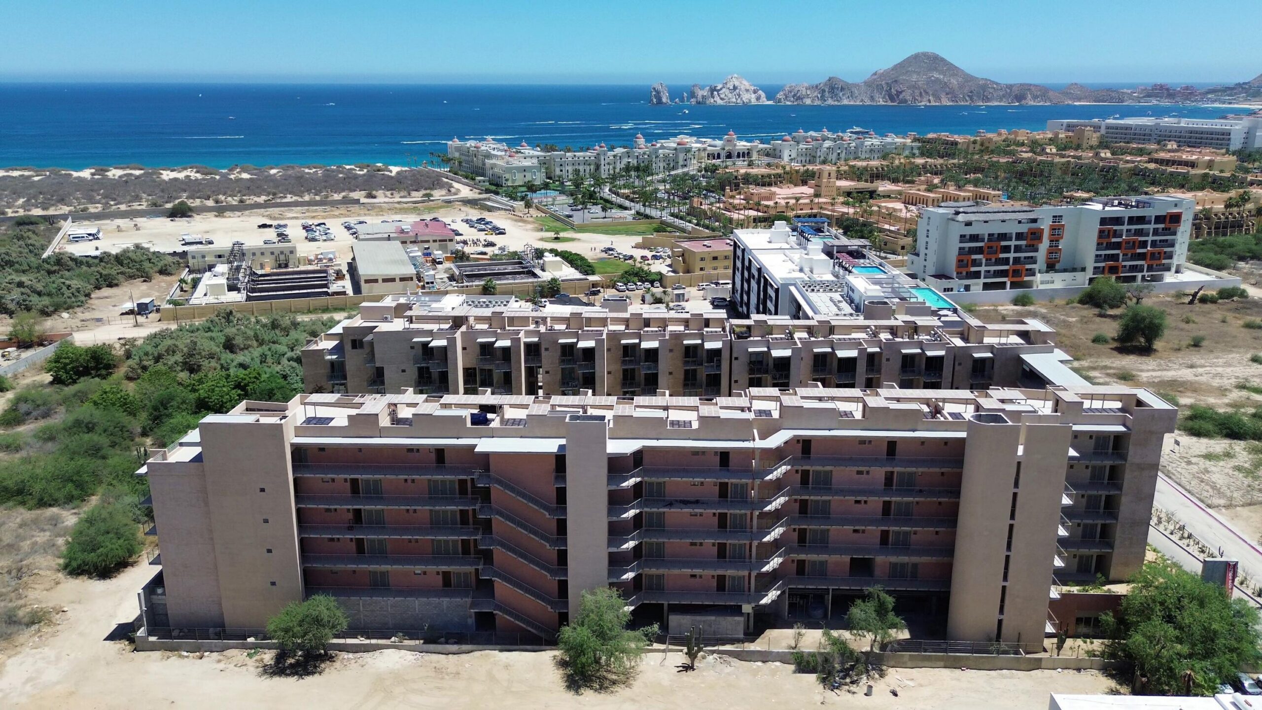 Cabo Luxury Las Arenas Best priced, 2 bed fully furnished condo in Las Arenas!! This property is ideally located just five minutes from the famous Medano Beach and offers convenient access to a wide selection of restaurants, supermarkets, and the Marina.The building features an impressive suite of amenities designed for comfort and relaxation, including two large swimming pools (one is semi-olympic size), firepit, large jacuzzi, and spacious lounging areas. Residents also have access to an on-site spa with a sauna and a fully equipped gym. – Las Arenas, Cabo Corridor, Cabo Corridor, BS