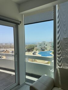 Cabo Luxury Luna Del Tezal Excelente oportunidad en Luna del Tezal!Departamento de 2 recámaras y 2 baños, ubicado en el segundo piso. Cuenta con cocina integral equipada con cubierta de cuarzo, área de lavado, clósets, minisplits y persianas, listo para habitarse o destinarse a inversión. Sus amplios ventanales brindan excelente iluminación natural y una agradable vista hacia las áreas comunes del desarrollo. Ubicado en una de las zonas con mayor crecimiento y plusvalía de Cabo San Lucas, es una excelente oportunidad para adquirir un patrimonio o generar ingresos por renta. Precio de venta: – ISLA SAN LUIS, Cabo Corridor, BS
