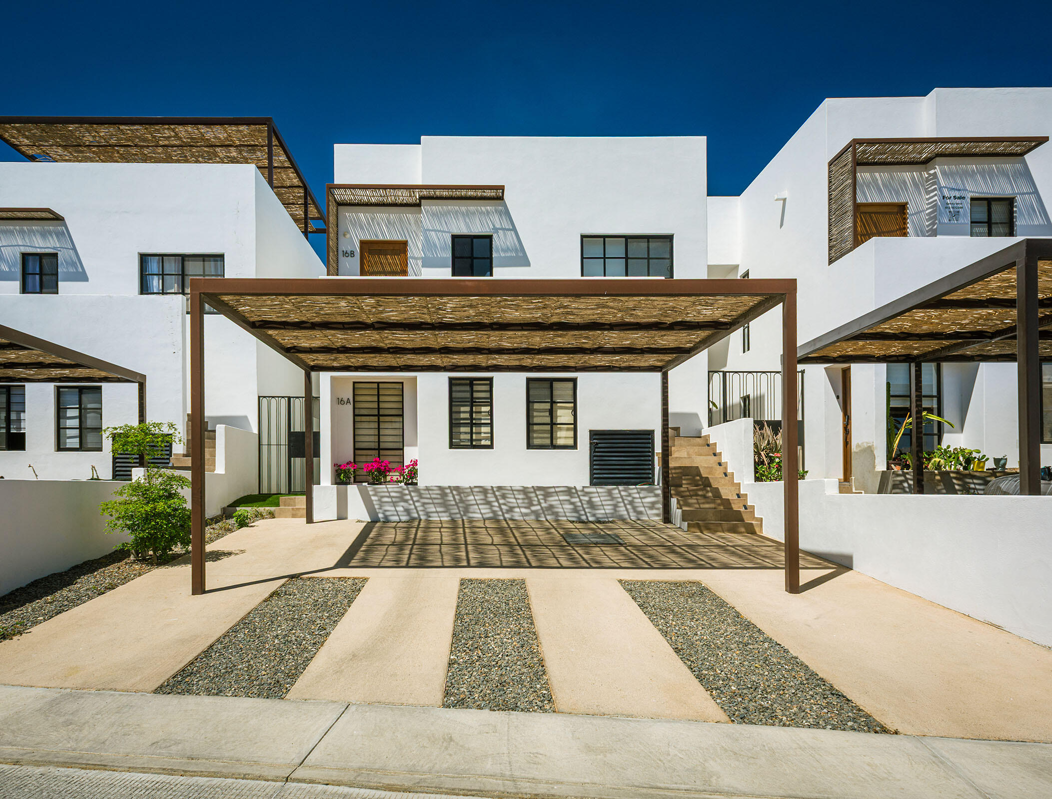 Cabo Luxury Rivieri Embrace the best of Cabo in this modern 2-bedroom duplex located in the premier neighborhood of El Tezal. This property stands out with its exceptional common areas, giving you access to two beautiful pools, a gym, a pickleball court, a common room, and collaborative workspaces. It is a highly pet-friendly environment with a dedicated pet area, all protected by 24/7 gated security.Located in Cabo's fastest-growing residential hub, you're just minutes from top schools, shopping, and effortless highway access to both downtown and the corridor. – Rivieri, Cabo Corridor, Cabo Corridor, BS